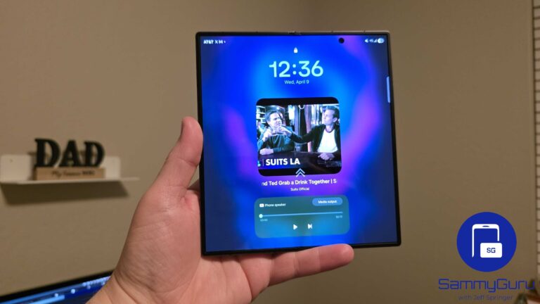 Galaxy Z Fold SE lock screen media player