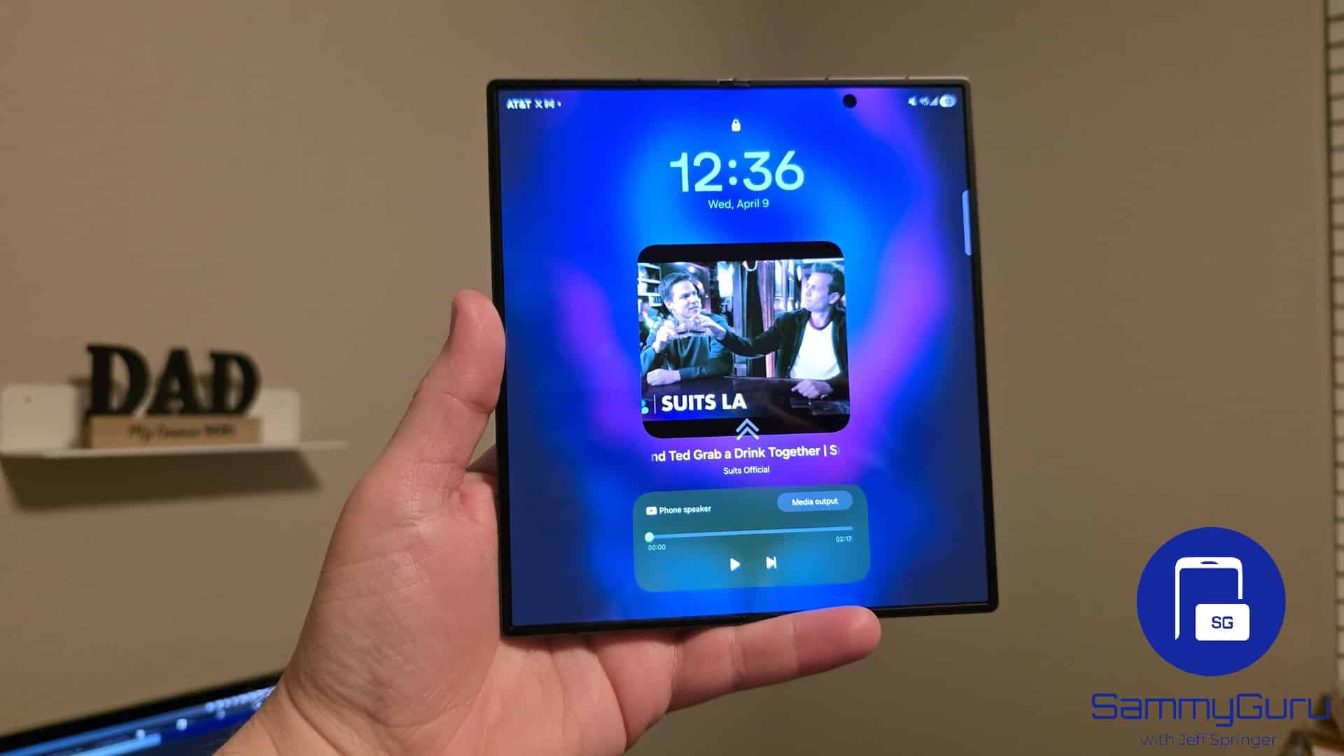 Galaxy Z Fold SE lock screen media player