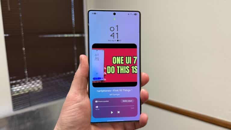 Youtube expanded on Now Bar lock screen.