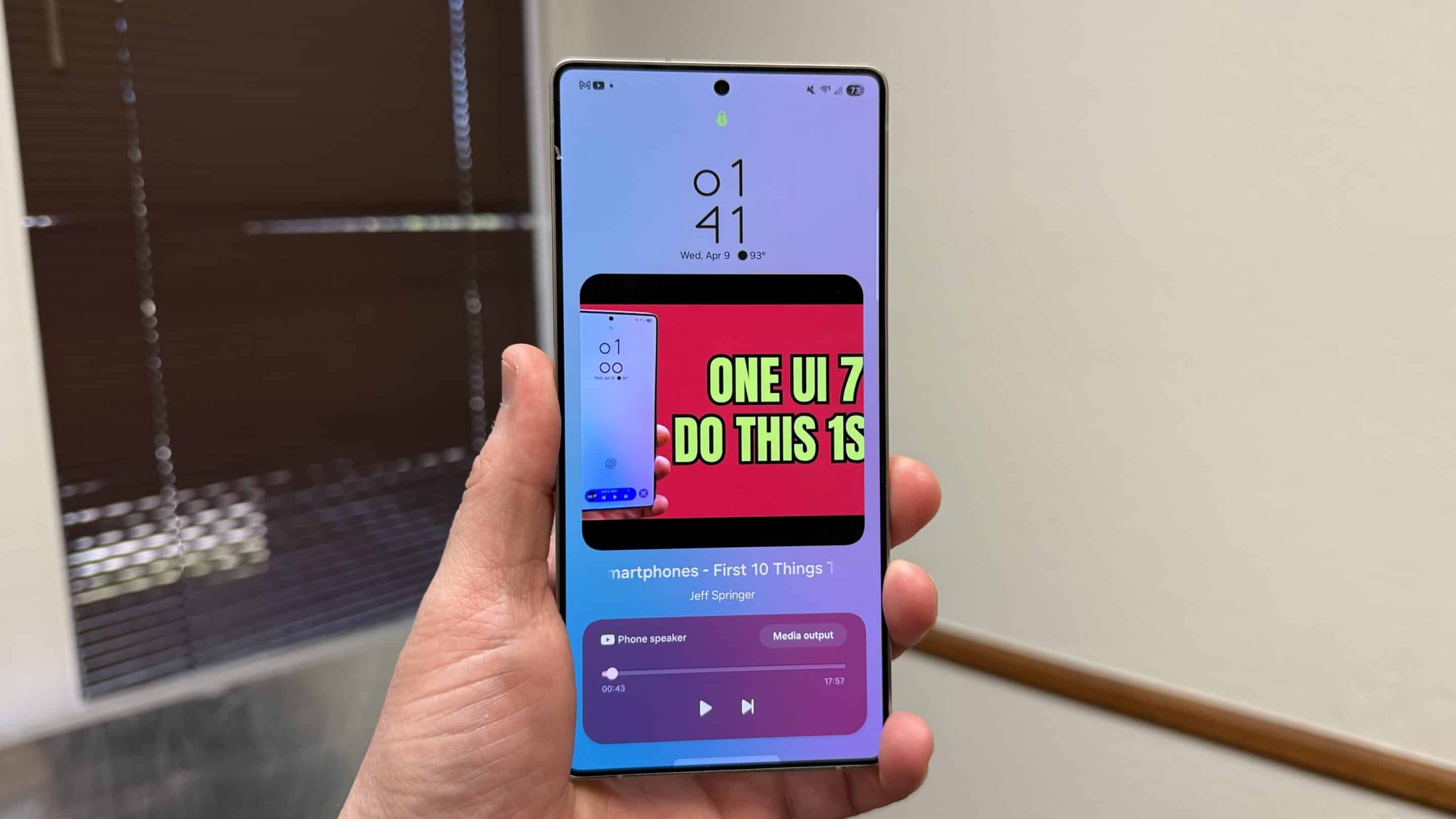 Youtube expanded on Now Bar lock screen.