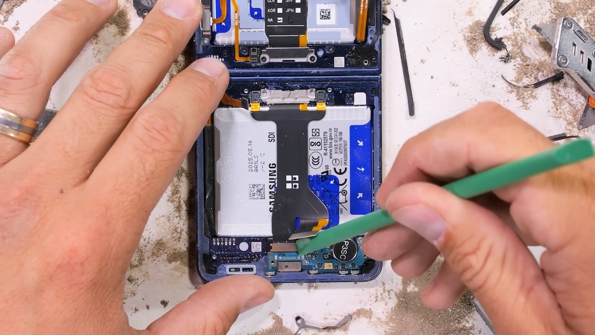 Galaxy Z Flip 7 Teardown JerryRigEverything 1