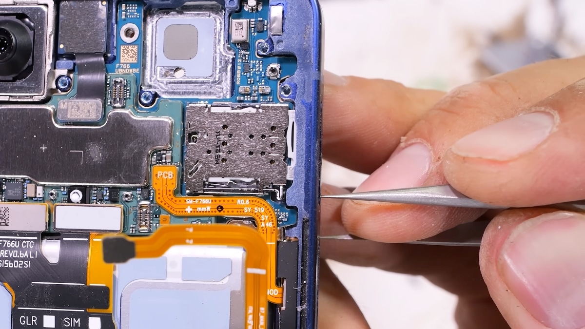 Galaxy Z Flip 7 Teardown JerryRigEverything 1