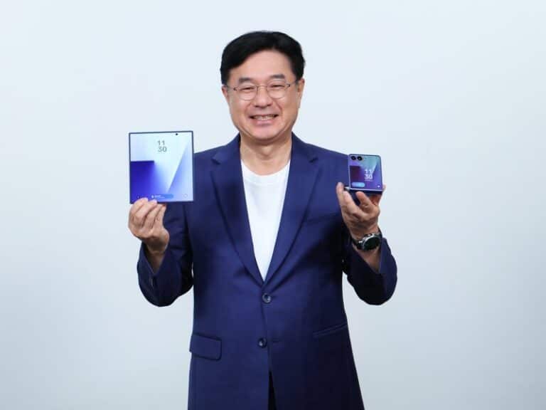 JB Park holding samsung foldables