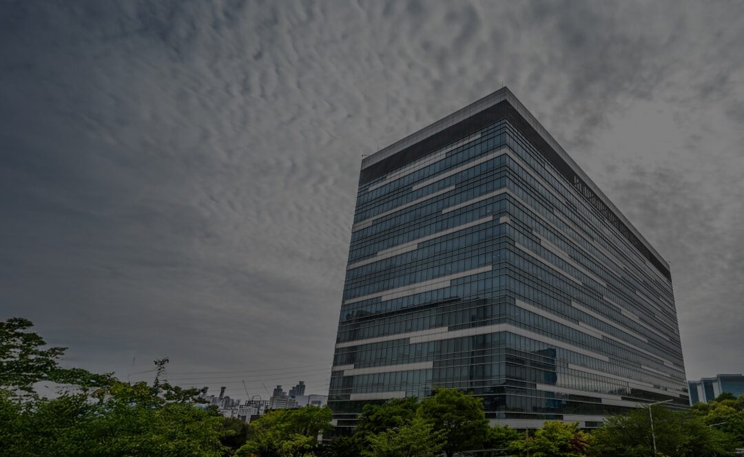 Samsung Executives See Bonuses Grow as Shares Hit Record High