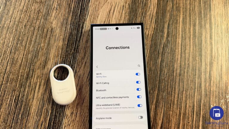 Galaxy SmartTag2 next to Galaxy phone UWB