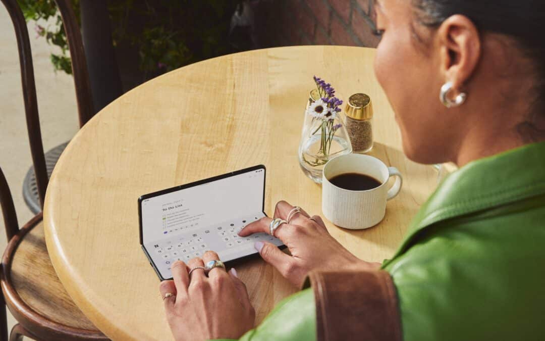 Motorola Razr Fold Renders Leak in All Its Glory as Galaxy Z Fold 8 Rival