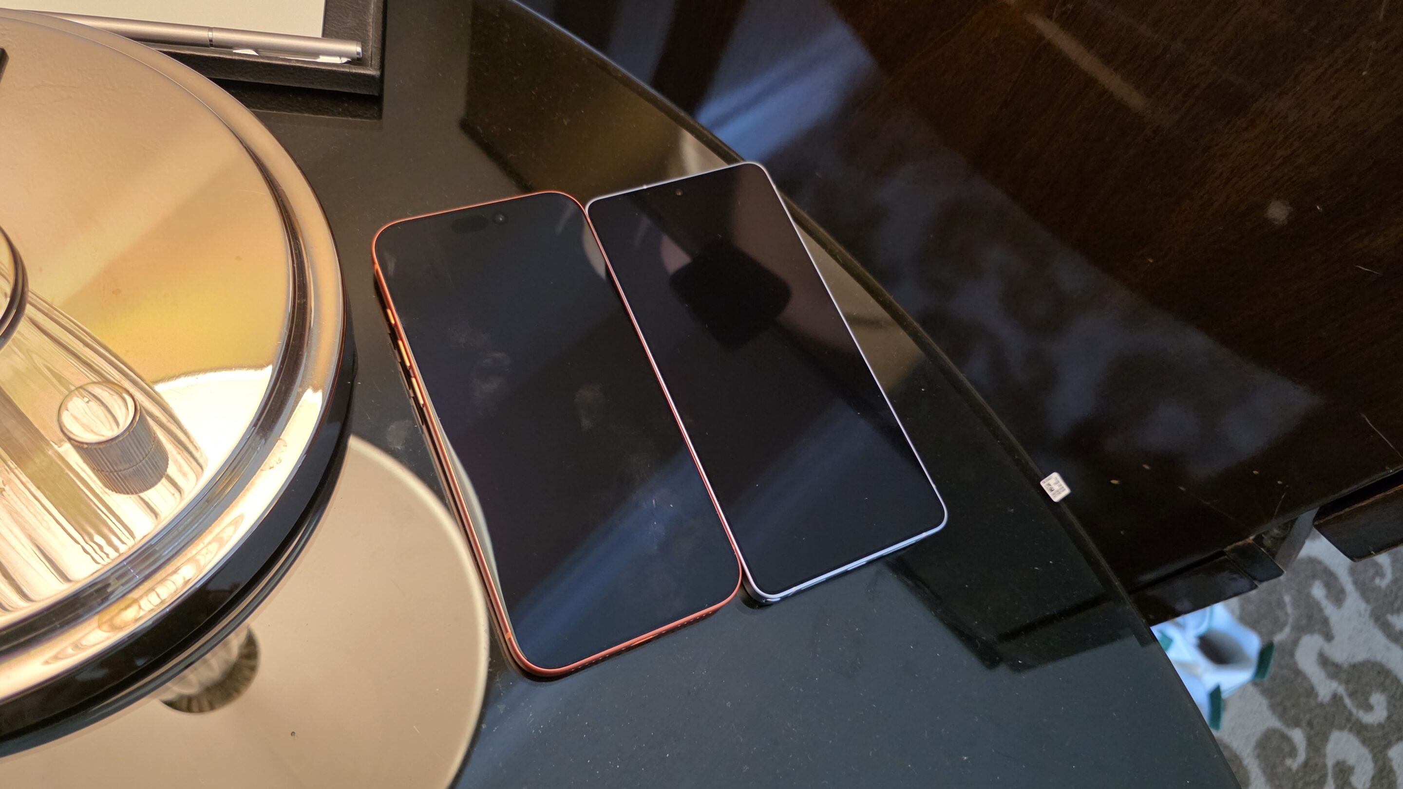 iPhone 17 Pro Max vs S26 Ultra Anti-reflectivity